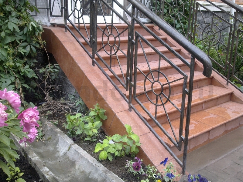 Крыльцо из Roccia 841 rosso Stroeher